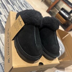 BearPaw Women's Black Slippers